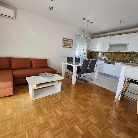 Apartman Maneo With Free Parking In Garage Split