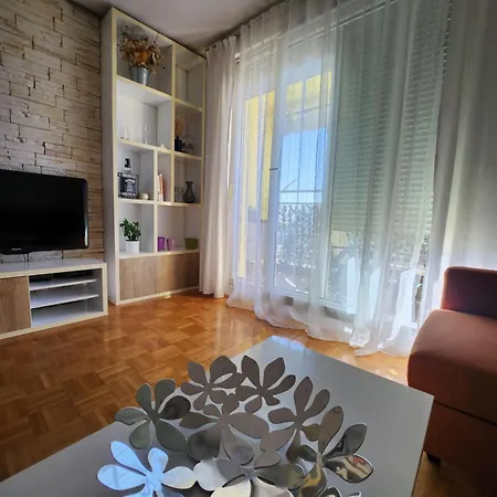 Maneo With Free Parking In Garage Apartman