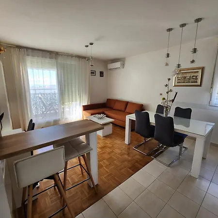 Maneo With Free Parking In Garage Apartman Split