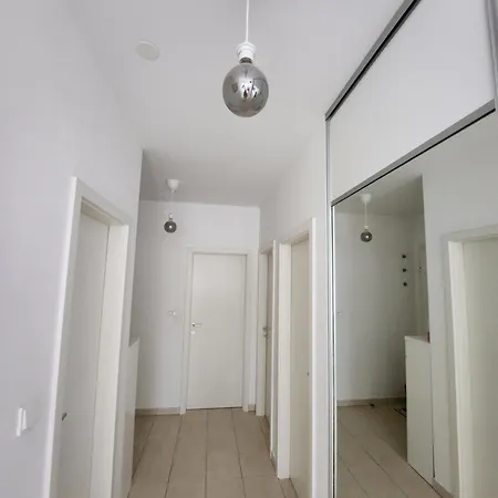 Maneo With Free Parking In Garage Apartman
